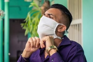 hombre-usando-mascarilla-algodon